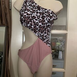 Womens one shoulder cut out waist one piece swimsuit. Size M